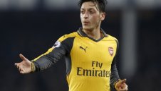 Месут Йозил отсвири Арсенал за нов договор