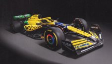 Макларън в специални цветове по улиците на Монако в чест на Сена