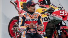 Секси актриса се увърта около световен шампион + СНИМКИ