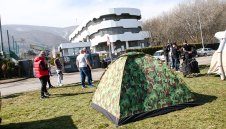 Фенове на ЦСКА издигнаха палатки пред централата на БФС