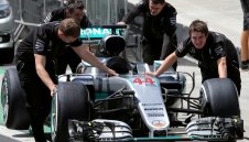 Люис и Нико започнаха битката в Бразилия