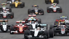 Драма! Пак удар между Люис и Нико и триумф за Хамилтън