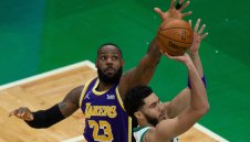 Лейкърс измъкна победа в класиката срещу Бостън