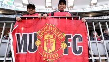 Криза с фланелките! Феновете на Острова недоволстват