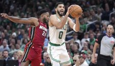 Бостън и Клипърс съсипаха съперниците си с тройки 