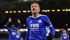 Варди се завърна с гол и рекорд, а Лестър надви Бърнли