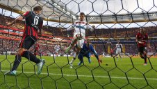 Томас Мюлер препарира "орлите" с коляно