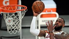 Езерняците с нова загуба, ЛеБрон с проблеми в глезена