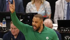 Секс скандал: Треньор кръшка на годеницата си с колежка