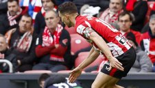 Капитанът на Атлетик спира с футбола