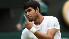 Алкарас загуби сет, но продължава напред