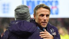 Невил си търси нов отбор, след като Бекъм го изрита от Интер