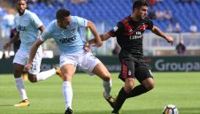 Юве подсилва отбраната си, заплю си Стефан де Врай