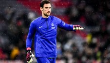 Вратарят на ПСЖ се бори за живота си, след като падна от кон