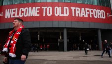 Феновете на Ман Юнайтед с нов мощен залп срещу ръководството
