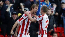 Стоук иска да задържи Питър Крауч