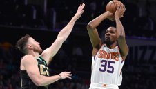 Дюрант дебютира солидно за Слънцата