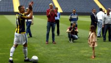 Шеф на Севиля сравни Робин ван Перси с Меси