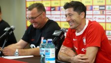 Шевченко подари на Левандовски капитанска лента на Украйна + СНИМКА 