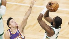 Бостън полетя към плейофите с 25 тройки