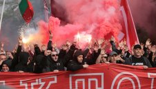 Голям цирк в Пловдив! Феновете се сбиха и прекратиха Локо - ЦСКА + ВИДЕО
