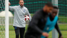 Подкупния Сам дава съвети на Англия за битката с Швеция