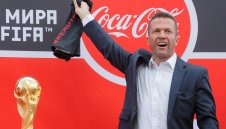 Матеус "връчи" световната купа на Бразилия