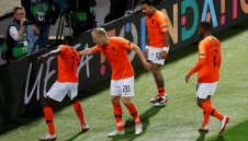 Осем клуба ухажват Дони от Аякс