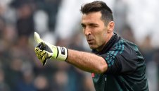 Буфон изравнява рекорд на Малдини