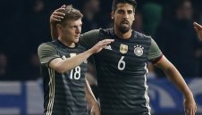 Кроос и Кедира няма да се отказват от националния 