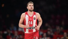 Везенков и компания продължават без грешка в Гърция