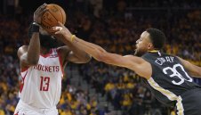 Голдън Стейт пак приземи Ракетите и дръпна с 2-0