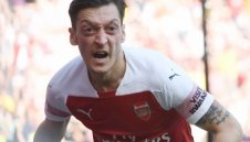 Йозил ще продължава да тормози Арсенал със заплатата си