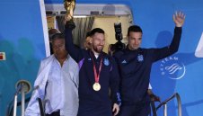 Меси показа купата! Световните шампиони кацнаха в Аржентина + ВИДЕО