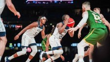 САЩ удари Австралия пред 51 000 в контрола в Мелбърн