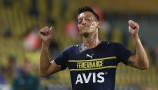 Нюкасъл поглежда и към Месут Йозил