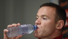 Тери защити Руни от критиците