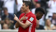 Байерн трепери! Левандовски се хвана за бедрото