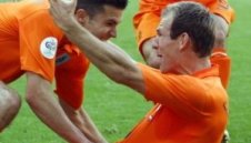 Ван Перси скочи срещу героя Робен