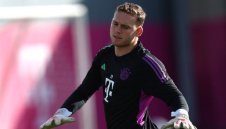 Вратар на Байерн и секси певица с два дни сватба + СНИМКИ