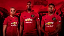 Новият домакински екип на Юнайтед напомня много на паметния сезон 98/99 + ВИДЕО