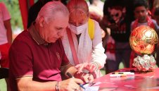 Стоичков от Маями: Честит празник, скъпи армейци!