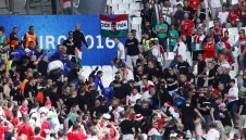 Феновете на Унгария и Исландия се биха на “Велодром” 