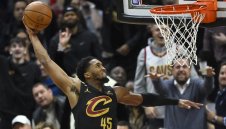 ЛеБрон се завърна в Кливланд, но Мичъл спря серията на Лейкърс