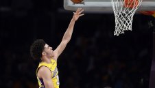 Лонзо подобри рекорд на ЛеБрон при загуба на Лейкърс