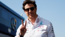 Мерцедес променя сериозно колата си за 2024-а