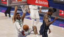 Бостън докосва титлата! Келтите превзеха и Тексас