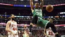 Бостън опитоми Биковете и продължава