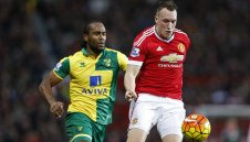 Фил Джоунс празнува с феновете на Юнайтед + ВИДЕО