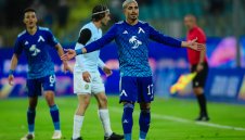 Данъчен проблем стопира милионен трансфер на Левски